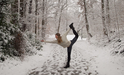 femme pratiquant yoga, natarajasana, dans un foret enneigé