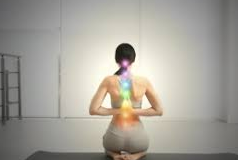 femme vu de dos avec chakras illuminé et alignés sur son dos